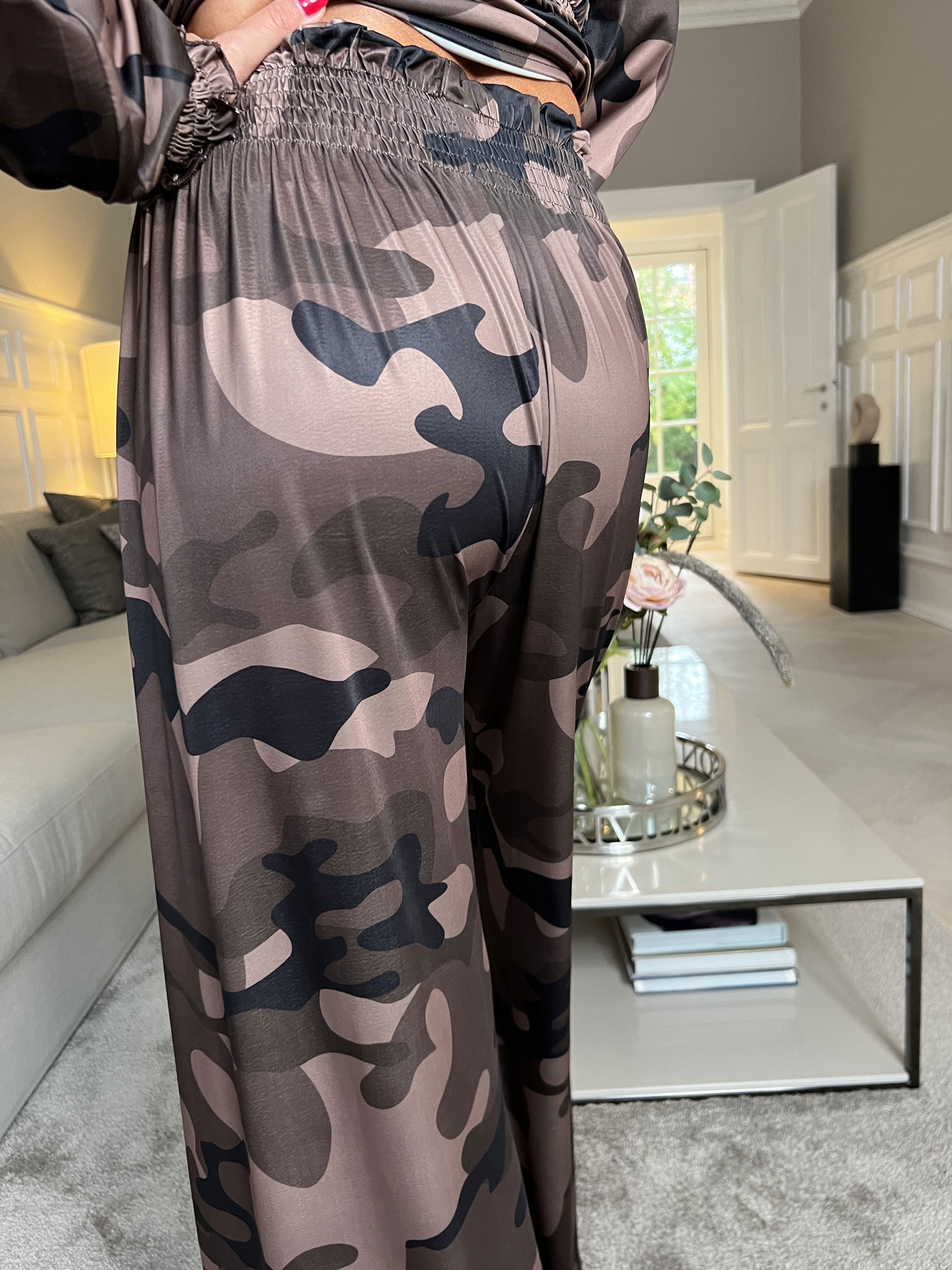 Pams Pants Camo - Lösa mönstrade byxor i stretchigt tyg